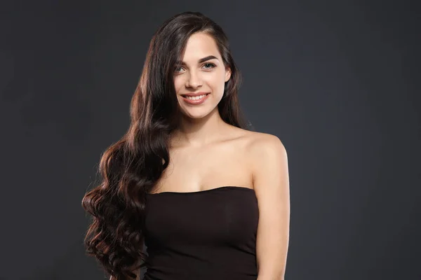 Portret van mooie model met prachtig krullend haar op zwarte achtergrond — Stockfoto