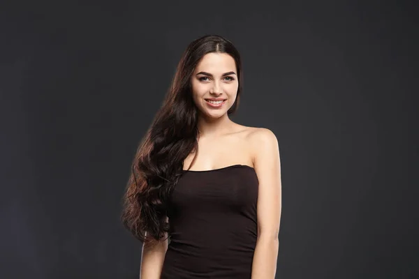 Porträtt av vackra modell med vackra lockiga hår på svart bakgrund — Stockfoto
