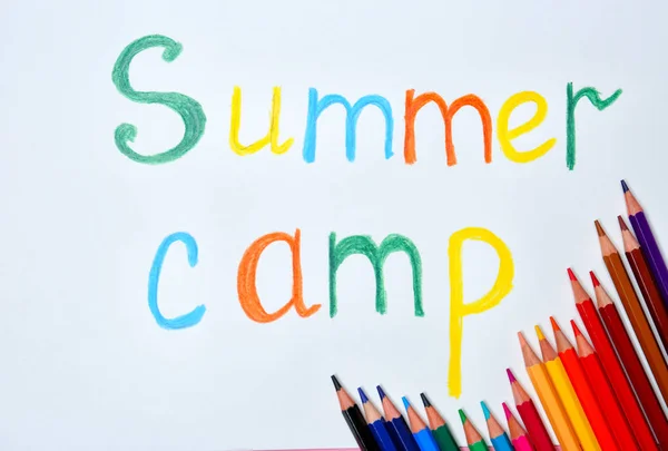 Πολύχρωμα μολύβια και λέξεις Summer Camp σε άσπρο φόντο, το top view — Φωτογραφία Αρχείου