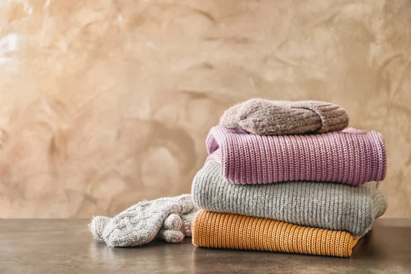 Montón de ropa de punto caliente en la mesa — Foto de Stock