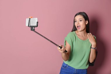 Genç ve güzel bir kadın selfie çekiyor.