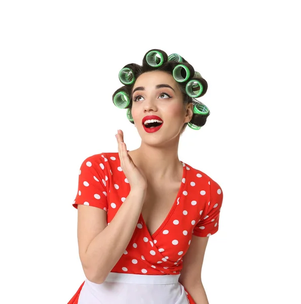 Engraçado jovem dona de casa com rolos de cabelo no fundo branco — Fotografia de Stock