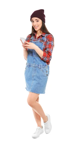 Atraktivní mladá žena pomocí mobilního telefonu na bílém pozadí — Stock fotografie