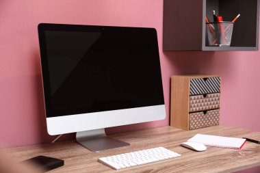 Ev ofisindeki masada bilgisayarla rahat bir iş yeri.