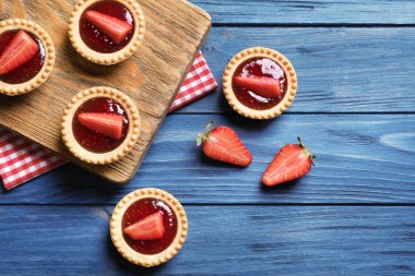 Ahşap arka plan üzerinde çilek reçeli ile lezzetli tartlets