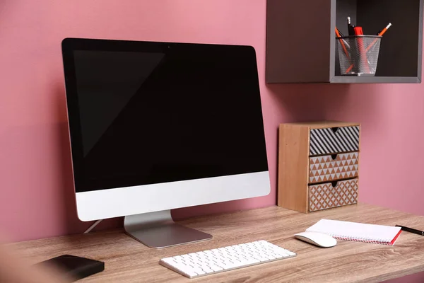 Bekväm arbetsplats med dator på skrivbord på hemmakontoret — Stockfoto