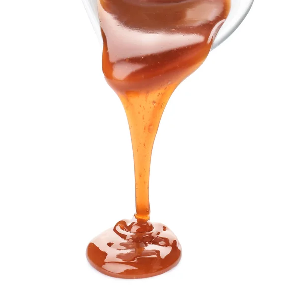 Verter salsa de caramelo sobre fondo blanco — Foto de Stock