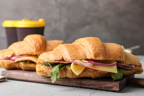 Gustosi panini al croissant con salame in tavola — Foto Stock