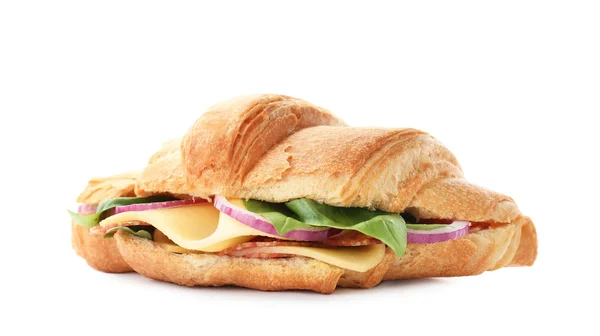 Gustoso panino croissant con salame su sfondo bianco — Foto Stock