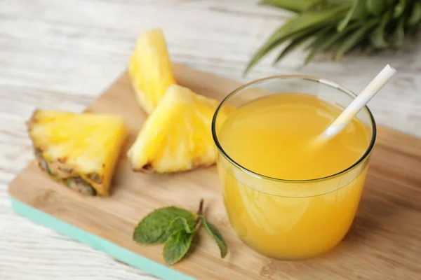 Vaso con delicioso jugo de piña en la mesa — Foto de Stock