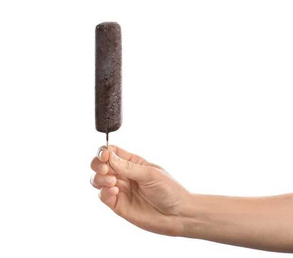 Hombre sosteniendo delicioso helado sobre fondo blanco. Céntrate en la mano — Foto de Stock