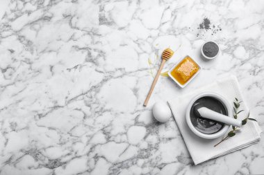 Ev yapımı etkili sivilce remedy ve açık renkli malzemeler