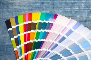 Renk paleti örnekleri ahşap arka plan üzerinde