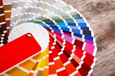 Renk paleti örnekleri ahşap arka plan üzerinde