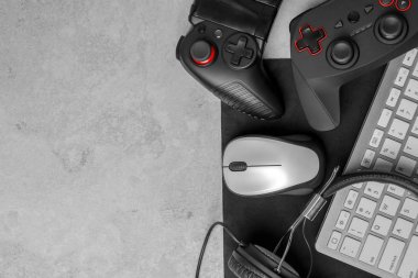 Gamepads, fare, kulaklık ve klavye masada