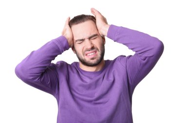 Beyaz arka planda baş ağrısı çeken genç bir adam.