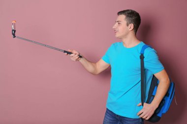 Yakışıklı delikanlı selfie renk arka plan karşı alarak