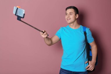 Yakışıklı delikanlı selfie renk arka plan karşı alarak
