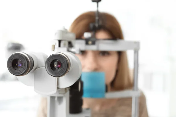 Donna che visita oftalmologo in clinica — Foto Stock