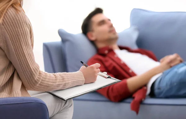 Vrouwelijke psycholoog met cliënt in functie — Stockfoto