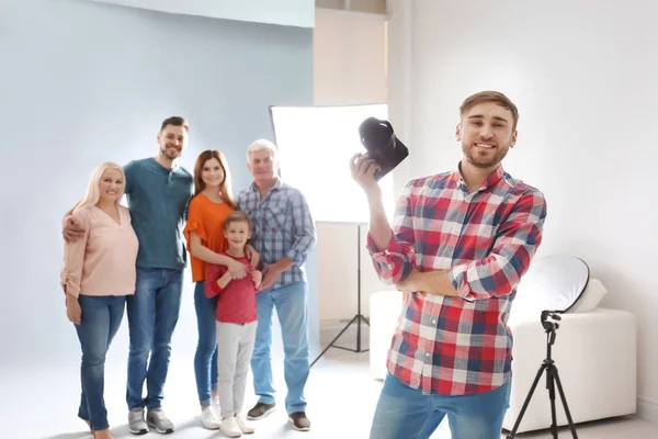 Kamera ve ailenizle Studio profesyonel fotoğrafçı — Stok fotoğraf