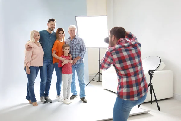 Профессиональный фотограф фотографирует семью в студии — стоковое фото