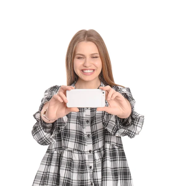 Junge schöne Frau macht Selfie vor weißem Hintergrund — Stockfoto