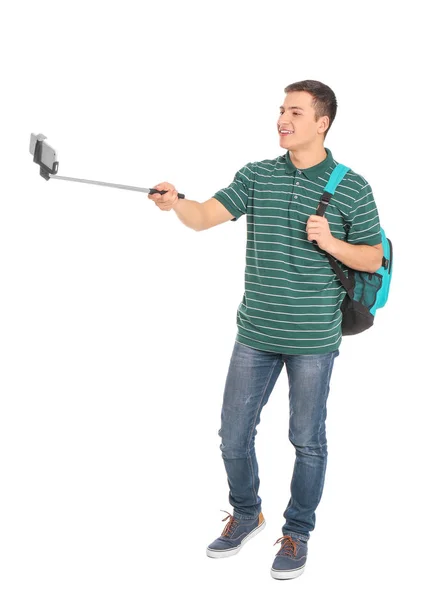 Ung vacker man tar selfie mot vit bakgrund — Stockfoto