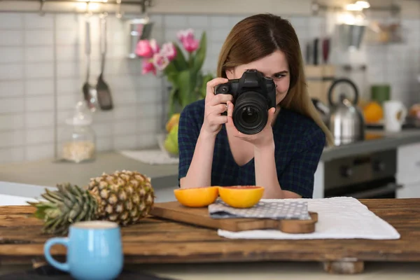 Jovem blogueiro tira foto de comida na cozinha — Fotografia de Stock