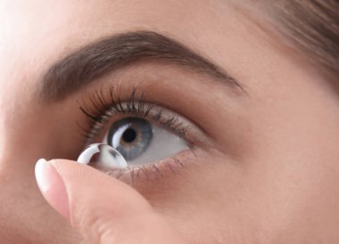 Genç kadının gözüne closeup Kontakt lens koyarak