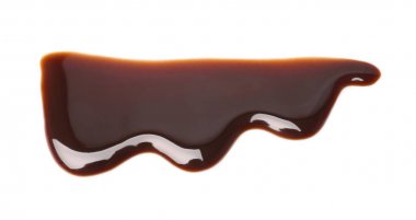 Beyaz zemin üzerine çikolata sosu akan