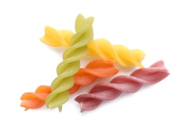 Pişmemiş düdük makarna beyaz arka planda, üstten görünüm