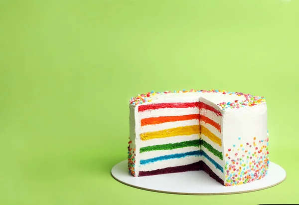 Köstliche Regenbogenkuchen auf farbigem Hintergrund — Stockfoto