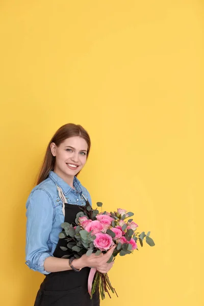 背景色の美しい花の花束を保持している女性の花屋 — ストック写真