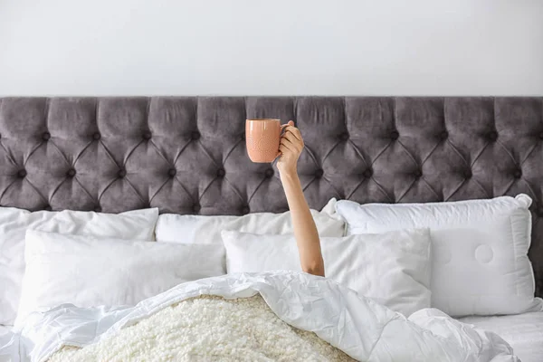 Wanita dengan secangkir kopi di tempat tidur di rumah — Stok Foto