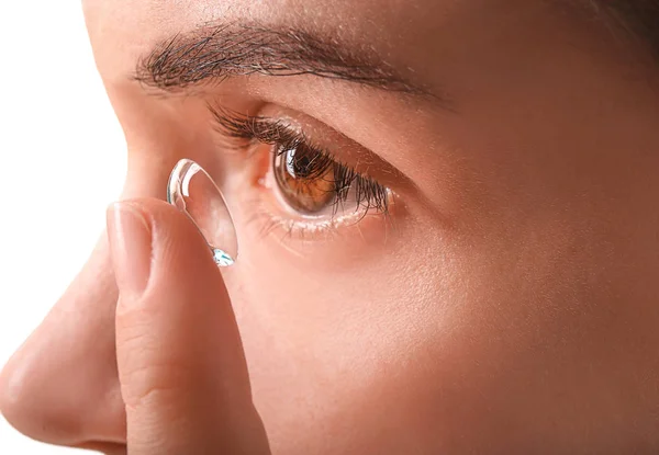 Mulher jovem colocando lente de contato em seu olho, close-up — Fotografia de Stock