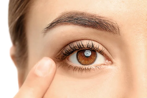 Ung kvinna, närbild av ögat. Besöker ögonläkare — Stockfoto