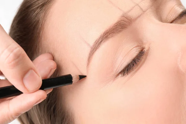 Young woman having eyebrow correction procedure in beauty salon, closeup — Stock Photo, Image