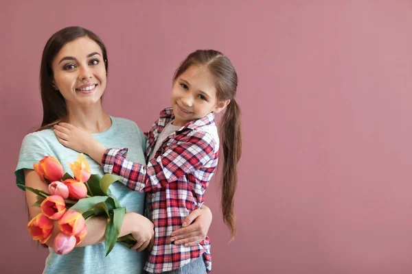 꽃과 색상 배경에서 그녀의 딸과 함께 행복 한 여자의 초상화. 어머니의 날 축 하 — 스톡 사진