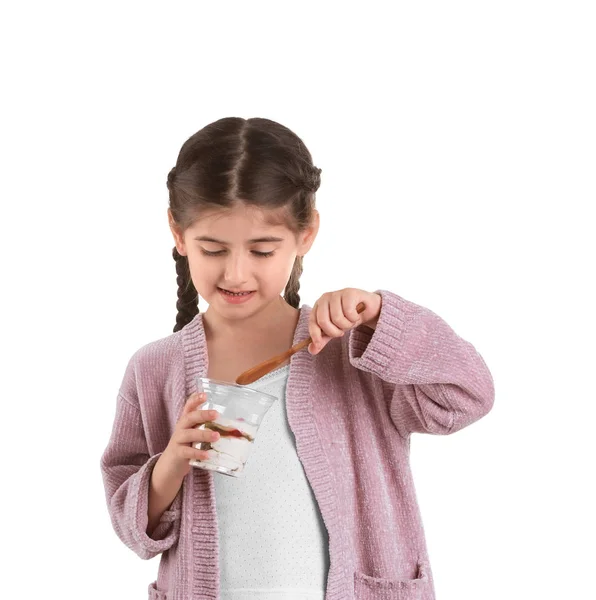 Κοριτσάκι με γιαούρτι σε λευκό φόντο — Φωτογραφία Αρχείου