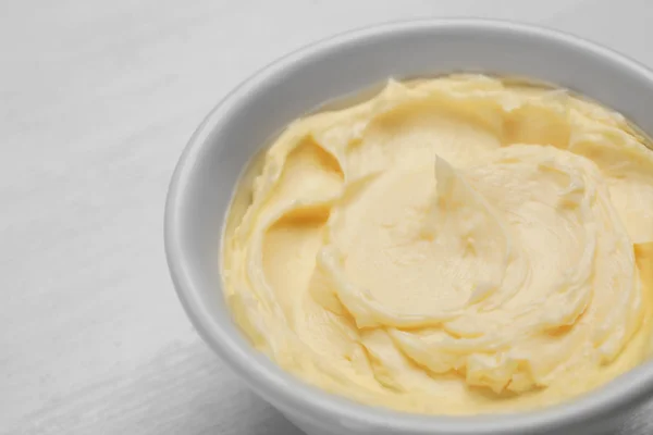 Cuenco con sabrosa mantequilla fresca en la mesa, primer plano — Foto de Stock