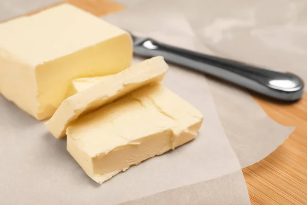 Tablero de madera con sabrosa mantequilla fresca, primer plano — Foto de Stock