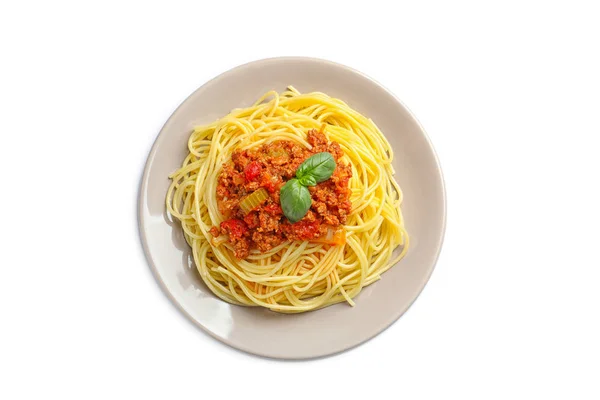 Piatto con deliziosa pasta bolognese su sfondo bianco, vista dall'alto — Foto Stock