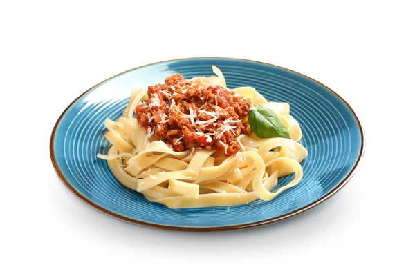 Piatto con deliziosa pasta bolognese su fondo bianco — Foto Stock