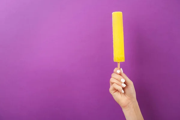 Vrouw met lekker ijs op kleur achtergrond. Aan kant richten — Stockfoto