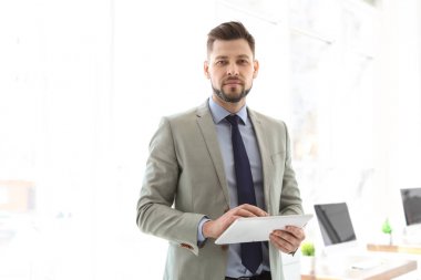 Erkek avukat tablet Office ile çalışma