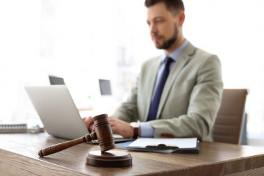 Tablo ve dizüstü Office ile çalışan avukat tokmak