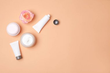 Renk arka plan üzerinde kozmetik ürünleri ile düz yatıyordu kompozisyon