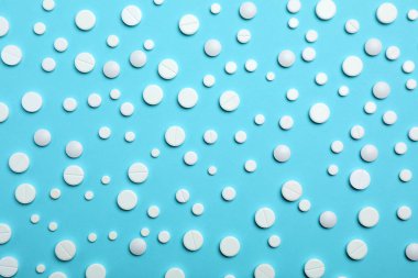 Düz renkli arka plan üzerinde beyaz hap yatıyordu
