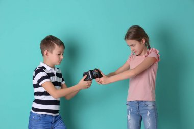 Kız kardeşiyle renk arka plan üzerinde savunarak kardeşim